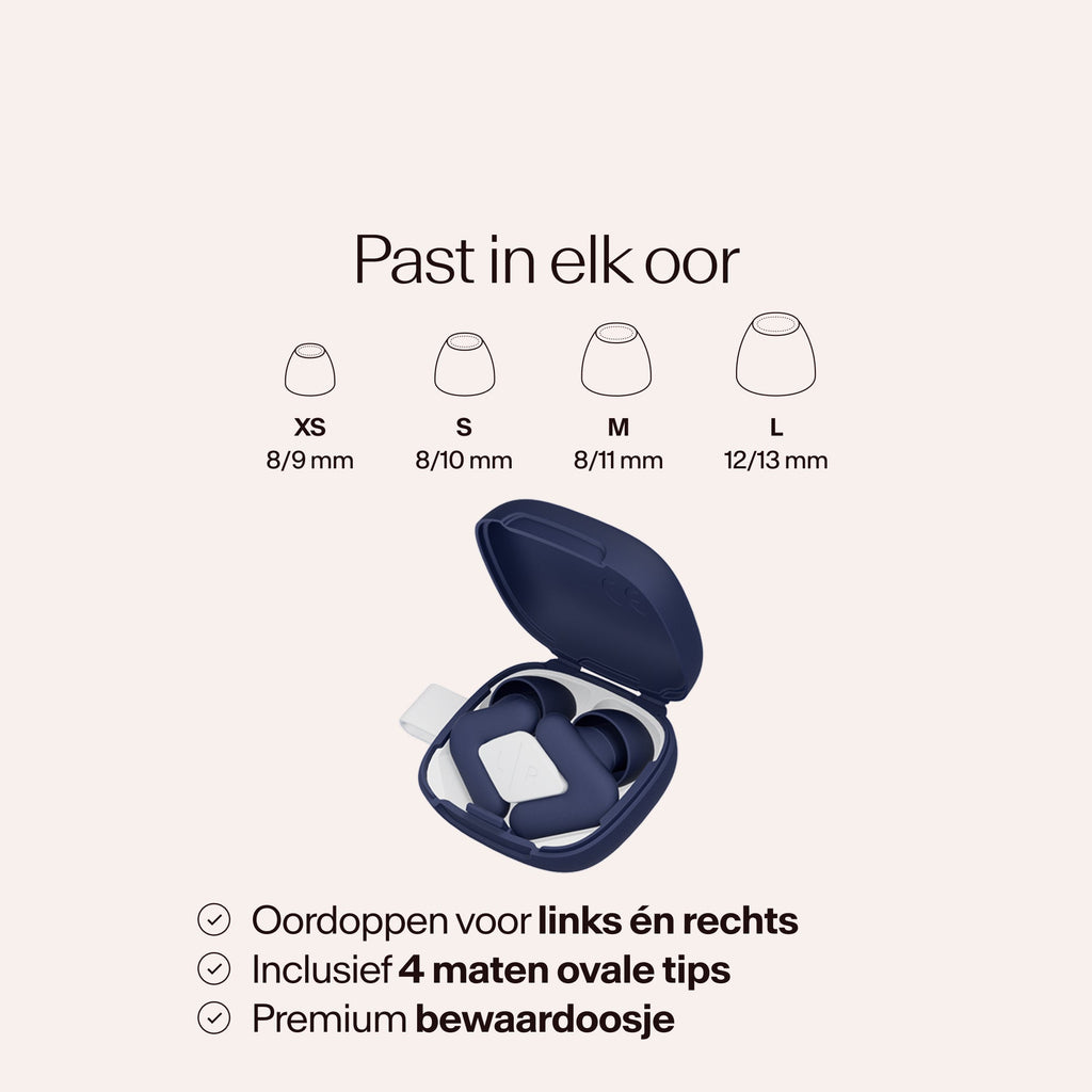 Beige earbud case with size chart on a light pink background #color_midnight-blue  #lang_nl