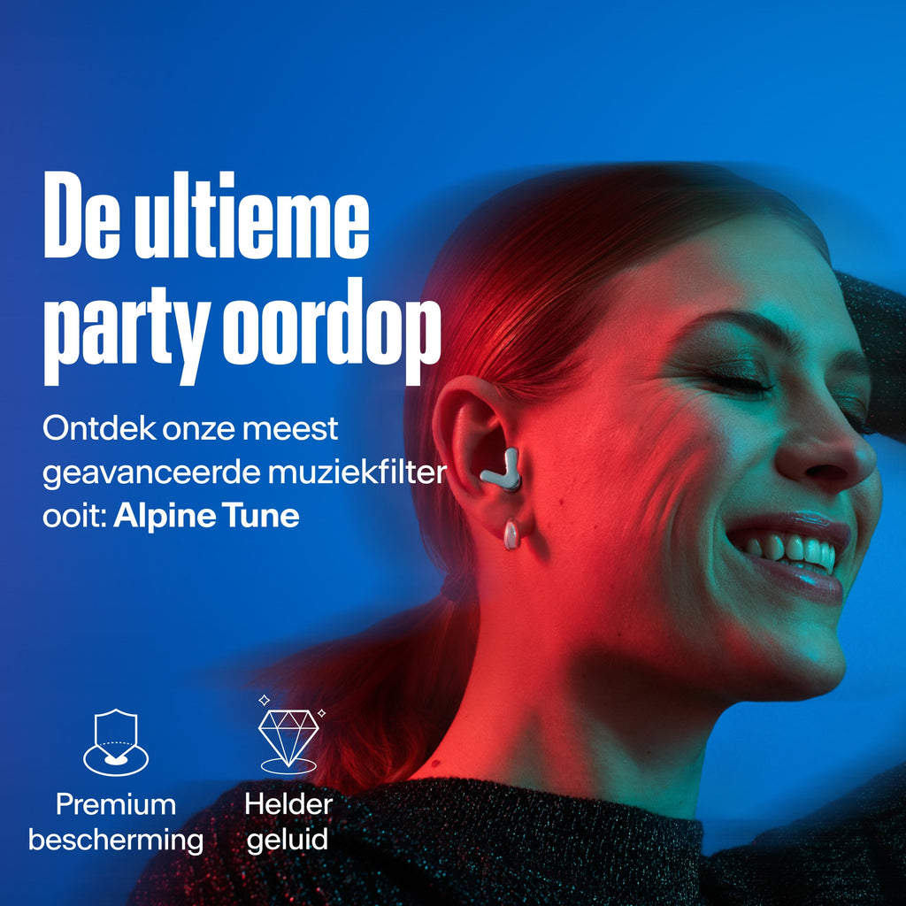 Vrouw draagt Alpine Tune in silver – toont USP geavanceerde muziekfilter #color_silver #lang_nl
