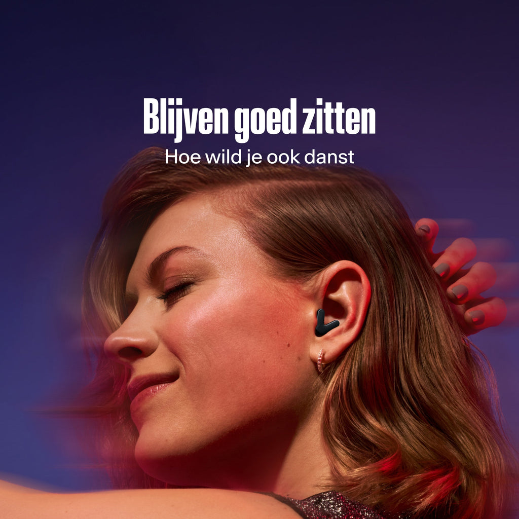 Vrouw draagt Alpine Tune in black terwijl ze danst #color_black #lang_nl