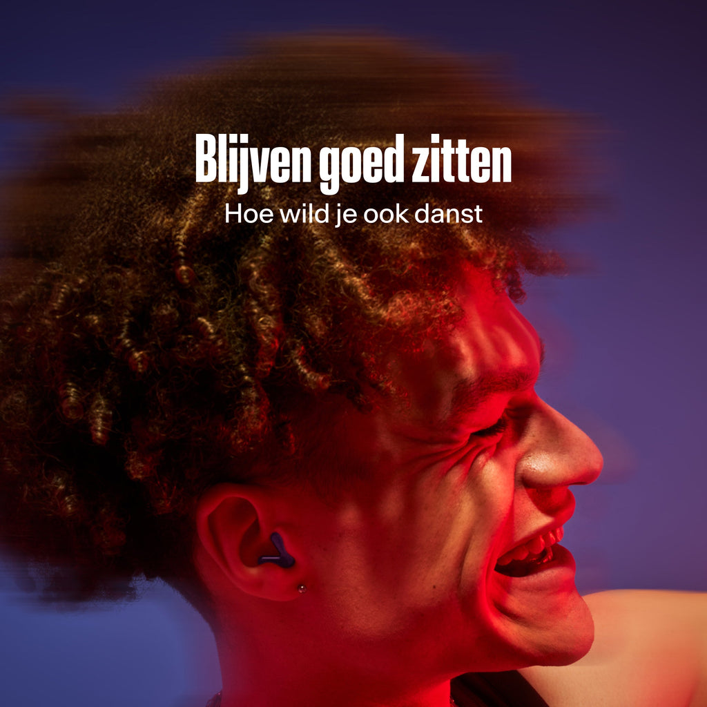 Man draagt Alpine Tune in dark-blue terwijl ze danst #color_dark-blue #lang_nl