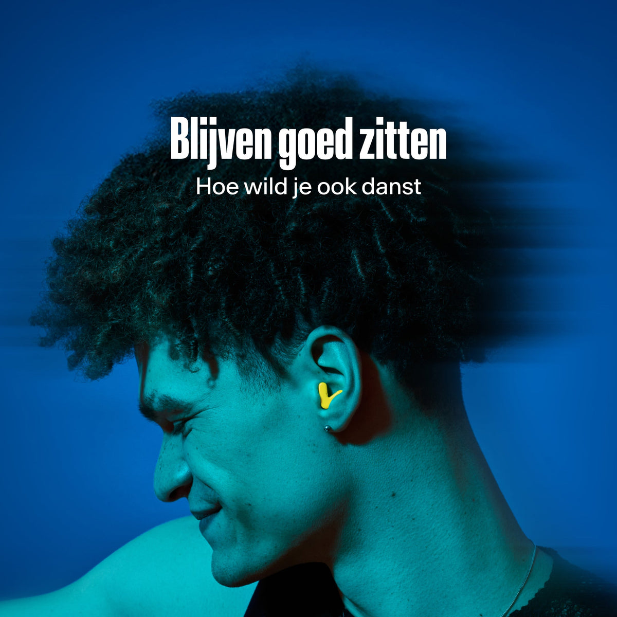 Man draagt Alpine Tune in neon-yellow terwijl ze danst #color_neon-yellow #lang_nl